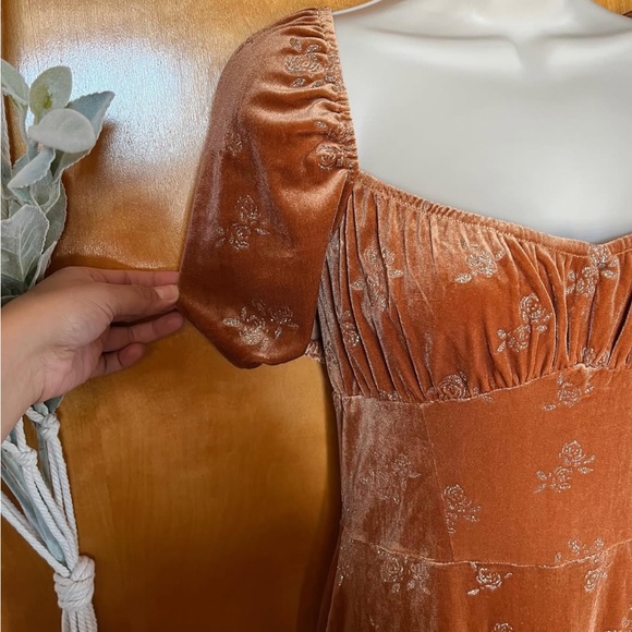 Chic Long Sleeve Floral Dress in Brown Velvet - Picture 5 of 8